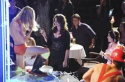 Kate Beckett (Stana Katic, M.) muss die Show des Strippers leider unterbrechen. Richard Castle (Nathan Fillion, hinten r.) am&uuml;siert sich &uuml;ber den gelungenen Auftritt seiner Kollegin.