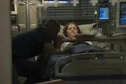 April (Sarah Drew, r.) hatte einen schweren Unfall und wird ohne Vitalzeichen und v&ouml;llig unterk&uuml;hlt ins Grey Sloan Memorial eingeliefert. K&ouml;nnen ihre Kollegen sie noch retten?