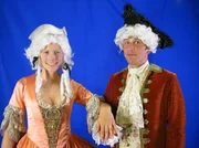 Willi und Annika haben sich Kleider aus der Zeit des Rokoko angezogen. Heute will Willi herausfinden, wie die Mode in Mode kommt.