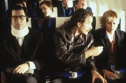 Kate (Meg Ryan), ohnehin schon von Flugangst geplagt, sitzt auf dem Flug nach Paris neben dem undurchsichtigen Franzosen Luc (Kevin Kline), der sie mit seinem lockeren Mundwerk nervt.
