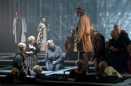 Die erste Musiktheateradaption von &bdquo;Berlin Alexanderplatz&ldquo; entwickelten Vivan und Ketan Bhatti 2022: In dieser Schl&uuml;sselszene der Oper verliebt sich Franz Biberkopf (Evgueniy Alexiev, Bariton, mit Hut) in Mieze (Veronika Lee, Sopran, mit Baskenm&uuml;tze).