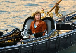 Katharina (Thekla Carola Wied) tr&auml;umt von Venedig.