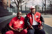 Bob McCullough und Bob McCullough jun. (l.): Ikonen des legend&auml;ren Basketball-Courts Rucker Park in Harlem (NYC)