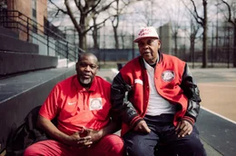 Bob McCullough und Bob McCullough jun. (l.): Ikonen des legend&auml;ren Basketball-Courts Rucker Park in Harlem (NYC)