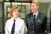 Das L&auml;cheln tr&uuml;gt: Jutta Adler (Claudia Loerding, li.) und Eva Baal (Karen Boehne) liefern sich ein hartes Gefecht um den Direktorenposten.