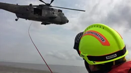 Selbst die &Uuml;bungen mit den Marinefliegern der Bundeswehr k&ouml;nnen gef&auml;hrlich werden: Da das Fahrwasser im Wattenmeer niedrig ist und der Hubschrauber nur wenige Meter &uuml;ber der Br&uuml;cke kreist, ist volle Konzentration gefragt.