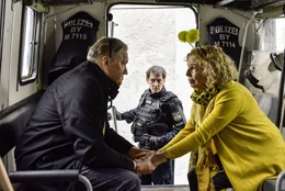Nachdem Kurt (Michael Brandner, l.) einen Polizisten (Mac Steinmeier, M.) bei der Demo geschubst und zu Fall gebracht hat, findet die lange anstehende Aussprache mit Luise (Michaela May, r.) im Einsatzwagen der Polizei statt.