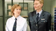 Das L&auml;cheln tr&uuml;gt: Jutta Adler (Claudia Loerding, li.) und Eva Baal (Karen Boehne) liefern sich ein hartes Gefecht um den Direktorenposten...