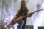 Schlagzeuger Jason Cooper (li.) und Bassist Simon Gallup (re.) auf der B&uuml;hne