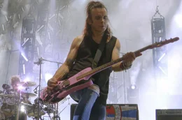 Schlagzeuger Jason Cooper (li.) und Bassist Simon Gallup (re.) auf der B&uuml;hne