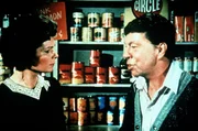 Ike Godsey (Joe Conley, r.) und seine Frau Corabeth (Ronnie Claire Edwards, l.) geraten in letzter Zeit immer h&auml;ufiger in Streit. Meistens geht es dabei um ihr Gesch&auml;ft.