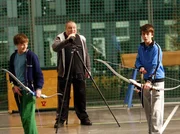 Hubertus und Tobias stehen in Konkurrenz für einen Wettkampf im Bogenschießen. (Stefan Wiegand, li.; Georg Blumreiter, mi.; Hugo Gießler, re.) Hubertus und Tobias stehen in Konkurrenz für einen Wettkampf im Bogenschießen. (Stefan Wiegand, li.; Georg Blumreiter, mi.; Hugo Gießler, re.)
