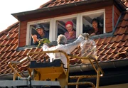NDR Fernsehen MEIN TRAUM VON VENEDIG, am Samstag (17.03.12) um 21:45 Uhr. Uli (Jonas J&auml;germeyr, li.) und Katharina (Thekla Carola Wied) applaudieren, weil Hans Baumann (Peter Sattmann) Annegrets (Maria Sebaldt, Mitte) Papagei gerettet hat.