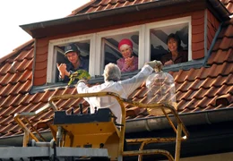 NDR Fernsehen MEIN TRAUM VON VENEDIG, am Samstag (17.03.12) um 21:45 Uhr. Uli (Jonas J&auml;germeyr, li.) und Katharina (Thekla Carola Wied) applaudieren, weil Hans Baumann (Peter Sattmann) Annegrets (Maria Sebaldt, Mitte) Papagei gerettet hat.