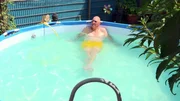 Elvis g&ouml;nnt sich eine Auszeit im Pool