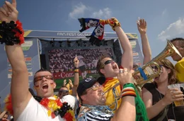 &bdquo;Unser Sommerm&auml;rchen &ndash; Die WM 2006&ldquo; erinnert an einen legend&auml;ren Fu&szlig;ballsommer in NRW. Und nat&uuml;rlich sind auch Maskottchen Goleo und sein Darsteller Martin Paas mit von der Partie mit interessanten Einblicken ins Geschehen auf dem Platz. - (Symbolfoto, Archivfoto, Fussball, FIFA WM 2006, Fan-Meile, Freitag (30.06.06), Gelsenkirchen: Fans der deutschen Nationalmannschaft feiern.)