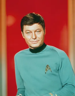 Dr. Leonard McCoy (DeForest Kelley) ist der Arzt der Enterprise und ein enger Vertrauter des Captains.