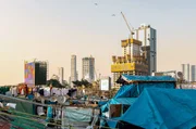 Schicke Hochh&auml;user neben Slums: W&auml;hrend die Mittelschicht in Indien w&auml;chst, bleiben gro&szlig;e Teile der Bev&ouml;lkerung abgeh&auml;ngt.