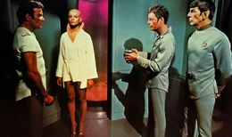Krisensitzung an Bord der Enterprise: Kirk (William Shatner, l.), Ilia (Persis Khambatta, 2.v.l.), McCoy (DeForest Kelly, 2.v.r.) und Spock (Leonard Nimoy, r.) m&uuml;ssen die Welt retten und wissen noch nicht wie ...
