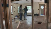 Ein Haus in Arlington Heights soll Strand-Vibes bekommen. W&auml;hrend Andy und Ashley in der Renovierung stecken, erfahren sie, dass die gesamte T&uuml;ren-Lieferung eine Woche vor dem Open House verloren gegangen ist.