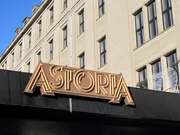Schriftzug „Astoria“ über dem Haupteingang. Schriftzug „Astoria“ über dem Haupteingang.