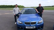 Mike und Elvis posieren mit dem BMW 335i.