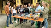 Doc Esser (l) und Ern&auml;hrungsexpertin Dr. Jon Chim Bai-Habelski (2.v.l.) zeigen neun Rettungshelfer*innen aus Bad Honnef, worauf es bei der Auswahl von Lebensmitteln ankommt.