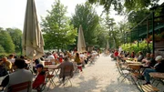 Genie&szlig;en und Verweilen unter schattigen B&auml;umen. Ein Besuch in Berlins Gartenlokalen. Was macht sie so beliebt? 30 gute Tipps f&uuml;r einen sch&ouml;nen Sommerabend. - Biergarten im Grunewald