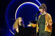 Zu Gast bei Daphne de Luxe: Suchtpotenzial (Ariane Müller und Julia Gamez Martin, r.) Zu Gast bei Daphne de Luxe: Suchtpotenzial (Ariane Müller und Julia Gamez Martin, r.)