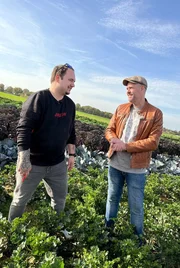 Teilnehmer Fabian (l) plagten beim Start der Challenge noch heftige R&uuml;ckenschmerzen. Bei der Kohl-Ernte zur Halbzeit m&ouml;chte Doc Esser wissen, ob er schon erste Verbesserungen sp&uuml;rt.