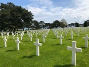 Auf dem US-amerikanischen Soldatenfriedhof in Colleville-sur-Mer oberhalb des Omaha Beach sind mehr als 9300 Soldaten bestattet, die am D-Day und in den K&auml;mpfen danach ihr Leben lie&szlig;en.
