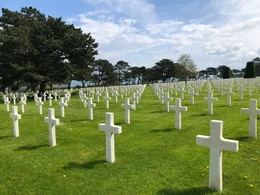 Auf dem US-amerikanischen Soldatenfriedhof in Colleville-sur-Mer oberhalb des Omaha Beach sind mehr als 9300 Soldaten bestattet, die am D-Day und in den K&auml;mpfen danach ihr Leben lie&szlig;en.