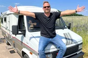 Friso Richter mit seinem Oldtimer-Wohnmobil "Pamela". Friso Richter mit seinem Oldtimer-Wohnmobil "Pamela".