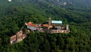 Die Wartburg am Rande des Th&uuml;ringer Waldes &uuml;bersetzte Luther die Bibel ins Deutsche.