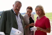 Die Kommissare Hofer (Joseph Hannesschläger, l.) und Danner (Katharina Abt, r.) begutachten mit Pathologin Mai (Sina Wilke, M.), ein Projektil, das in der Nähe der Leiche in einem Baumstamm gefunden wurde. Die Kommissare Hofer (Joseph Hannesschläger, l.) und Danner (Katharina Abt, r.) begutachten mit Pathologin Mai (Sina Wilke, M.), ein Projektil, das in der Nähe der Leiche in einem Baumstamm gefunden wurde.