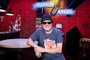 Im neuen B&uuml;hnenprogramm von Markus Krebs erz&auml;hlt er aus seinem pers&ouml;nlichen N&auml;hk&auml;stchen und stellt unter Beweis, dass Humor Panne sein muss.