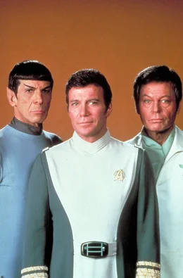 Admiral James T. Kirk (William Shatner, M.) wei&szlig;, dass er sich als Captain des Schiffs voll und ganz auf Commander Spock (Leonard Nimoy, l.) und Dr. Leonard McCoy (DeForest Kelley, r.) verlassen kann.