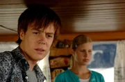 Zane (Burgess Abernethy, li.) ist mit Emma (Claire Holt, re.) auf dem Boot von Miss Chatham. Er hofft hier einen Schadenersatz f&uuml;r seinen von Miss Chatham besch&auml;digten Jet Ski zu finden. Aber auf dem Boot scheint nichts wertvolles zu sein.