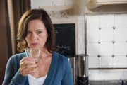 Irene (Petra Blossey) sucht in ihrem Kummer Trost im Alkohol...