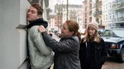 Gudrun (Katrin Pollitt, M.) macht Timur (L&aacute;szl&oacute; Branko Breiding, l.) klar, dass er seine Ex-Freundin Charlie (Mathilde Bundschuh, r.) in Ruhe lassen soll.