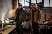 Josef Eriksson (Martin Wallstr&ouml;m, l.) und Steinar Hovland (Kristofer Hivju, r.) aus dem Beck-Team machen sich ein Bild vom Tatort in der Flohmarkthalle.