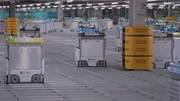 K&uuml;nstliche Intelligenz in der Logistikbranche: Roboter in einem Warenlager.