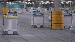 K&uuml;nstliche Intelligenz in der Logistikbranche: Roboter in einem Warenlager.