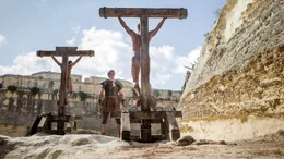 Die Kreuzigung von Jesus (Cliff Curtis, r.) und anderen Verurteilten wird im Auftrag von Pontius Pilatus von vielen Soldaten bewacht, da er bef&uuml;rchtet, seine Anh&auml;ngerschaft k&ouml;nnte die Leiche klauen. Ist das Ger&uuml;cht wahr, dass Jesus nach seiner Kreuzigung wieder auferstehen wird?