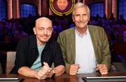 Rateteam-Kapit&auml;n Bernhard Ho&euml;cker (l.) und der Journalist, Autor und ehemaliger "Tagesthemen"-Moderator Ulrich Wickert (r.) bilden ein Rateteam.