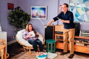 Katy Mixon (Katie Otto), Diedrich Bader (Greg Otto).