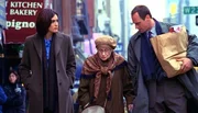 Detective Benson (Mariska Hargitay, l.) und Detective Stabler (Christopher Meloni) befragen eine Bekannte des Opfers (Darstellername nicht zu ermitteln). Die Tote, eine &auml;ltere Dame, wurde vergewaltigt und gefesselt in ihrem Bett aufgefunden.