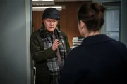 Martin Beck (Peter Haber) probiert etwas Neues aus und fährt mit dem Fahrrad ins Büro - sehr zur Belustigung von Alexandra Beijer (Jennie Silfverhjelm). Martin Beck (Peter Haber) probiert etwas Neues aus und fährt mit dem Fahrrad ins Büro - sehr zur Belustigung von Alexandra Beijer (Jennie Silfverhjelm).
