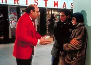 Josef und die schwangere Maria erhalten am Weihnachtsabend von einem freundlichen Kellner eine kleine Aufmerksamkeit. Josef und die schwangere Maria erhalten am Weihnachtsabend von einem freundlichen Kellner eine kleine Aufmerksamkeit.