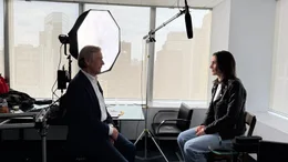 Claus Kleber im Gespr&auml;ch mit der Journalistin Victoria Elliott